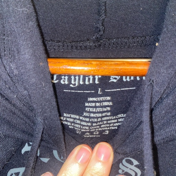 Taylor Swift Distressed Cropped Reputation Tour Hoodie - Picture 3 of 3